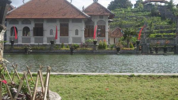 Lupakan Lelah di Taman Ujung Sukasada dan Bale Kambang