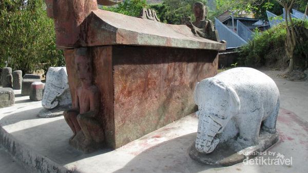 Makam Batu dan Ritual Pemanggil Hujan