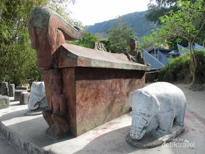 Makam Batu dan Ritual Pemanggil Hujan