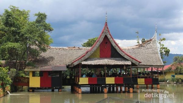 Makan Siang Sambil Menatap Hijaunya Sawah? Boleh Juga