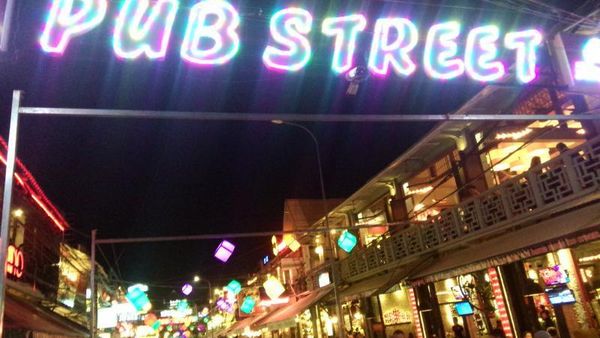 Mau Wisata Malam di Legiannya Thailand? Coba Pub Street