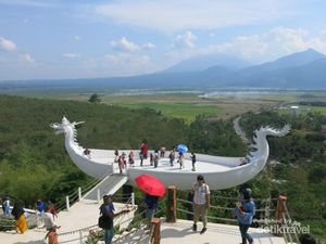 Megahnya Bahtera Naga di Bukit Ngrawan