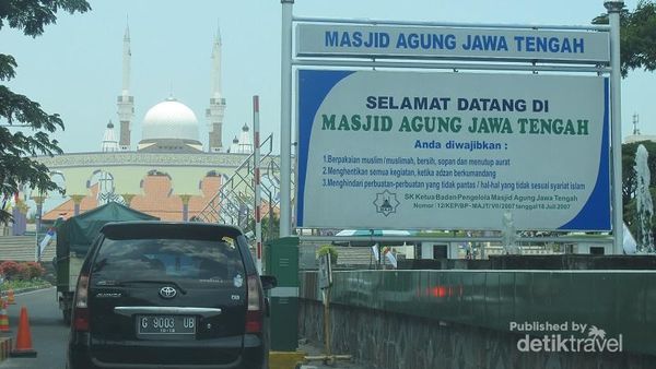 Megahnya Masjid Agung di Semarang