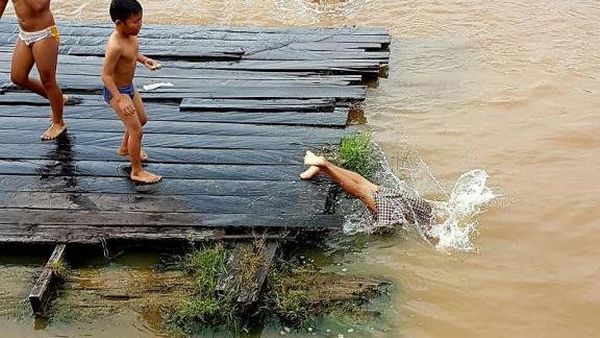 Melihat Aksi Seru Bocah-Bocah Main Air di Sungai Arut
