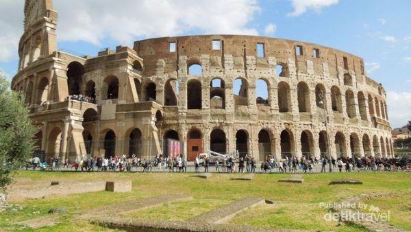 Melihat Lebih Dekat Coloseum di Kota Roma, Italia