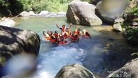 Memacu Adrenalin Lewat Body Rafting di Curug Barong, Bogor