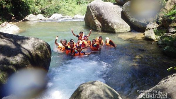 Memacu Adrenalin Lewat Body Rafting di Curug Barong, Bogor
