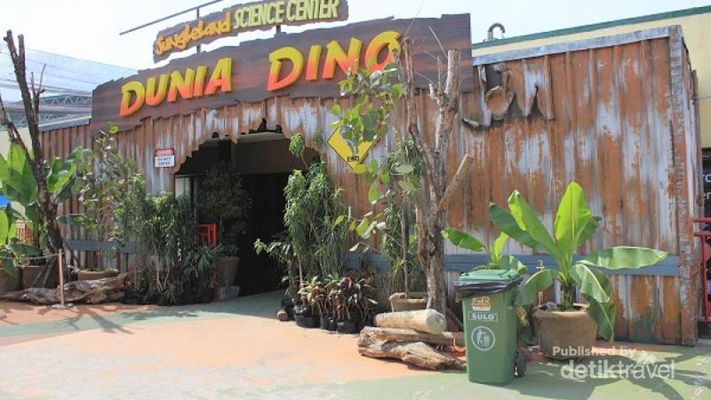 Menantang Dinosaurus di Jungleland Menantang Dinosaurus di Jungleland