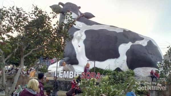 Menanti Sore dengan Sapi Raksasa, Ke Sini Saja