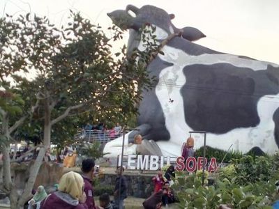 Menanti Sore dengan Sapi Raksasa, Ke Sini Saja