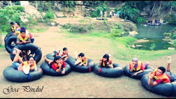 Mengapung di Kegelapan Gua Pindul