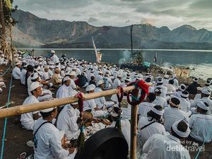 Mengenal Ritual Sakral Umat Hindu di Rinjani