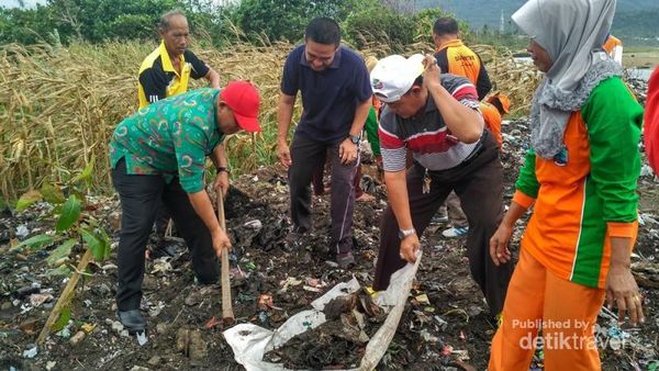 Mengenang Acara Bersih-Bersih Pantai Kedu di Lampung Selatan