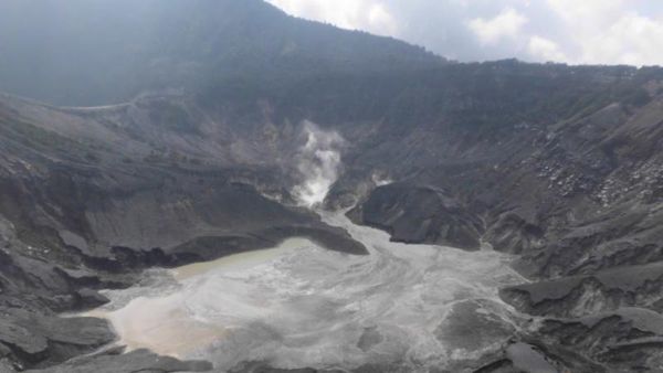 Menikmati Akhir Pekan di Gunung Tangkuban Perahu