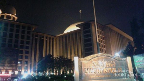 Menikmati Masjid Istiqlal di Ujung Tahun