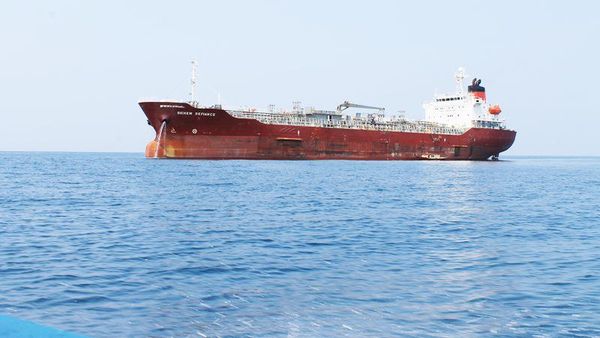 Menikmati Pasir Putih Pulau Sikuai