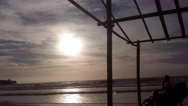 Menikmati Senja di Pantai Anyer