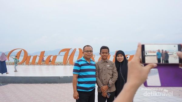 Menutup Akhir Pekan di Pantai Duta Wisata, Lampung