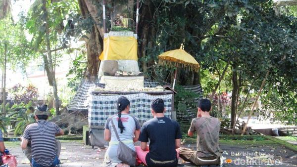 Menyucikan Diri di Pura Tirta Empul