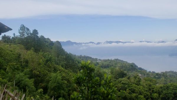 Menyusuri Keindahan Danau Maninjau dari Kelok 44