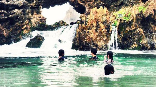 Meraih Serpihan Surga di Pulau Sempu