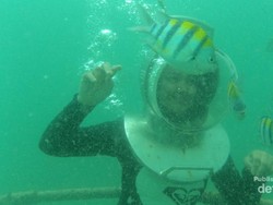 Merasakan Tekanan Air Begitu Hebat Saat Berjalan di dalam Laut