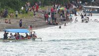 Momen Lebaran Topat di Pantai Cemara Lombok