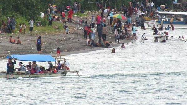 Momen Lebaran Topat di Pantai Cemara Lombok