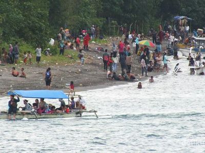 Momen Lebaran Topat di Pantai Cemara Lombok