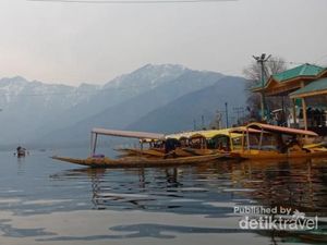 Mungkin Inilah Danau Terindah di Kaki Himalaya