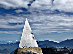 Naik ke Puncak Gunung Tertinggi di Indocina dalam 20 Menit