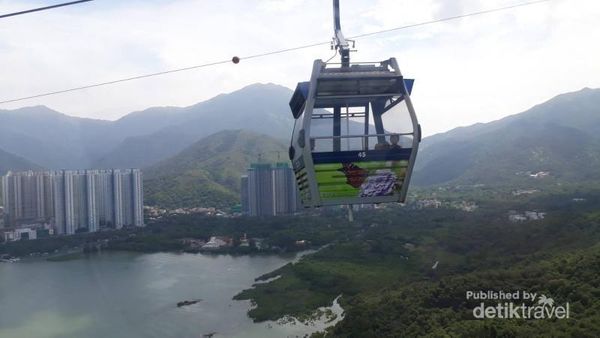 Ngeri-ngeri Sedap! Naik Kereta Gantung Lantainya Kaca
