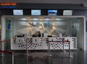 Ngeri-ngeri Seru! Berfoto di Kotak Kaca Setinggi 300 Meter