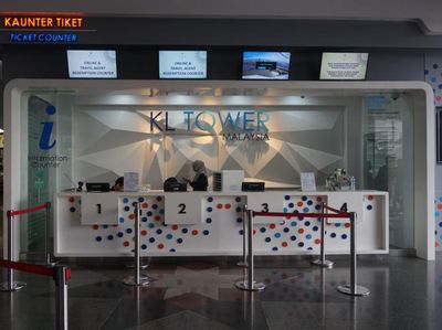 Ngeri-ngeri Seru! Berfoto di Kotak Kaca Setinggi 300 Meter