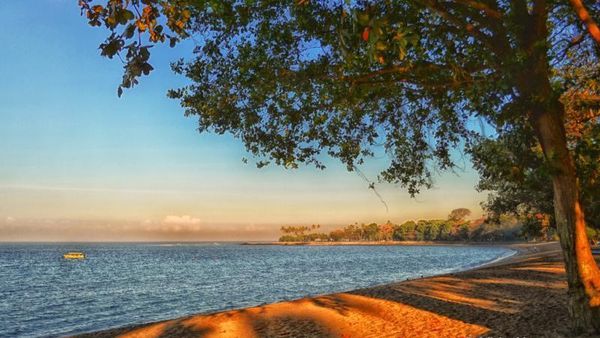 Pagi Hari di Pantai Senggigi Lombok, Cantik Banget!