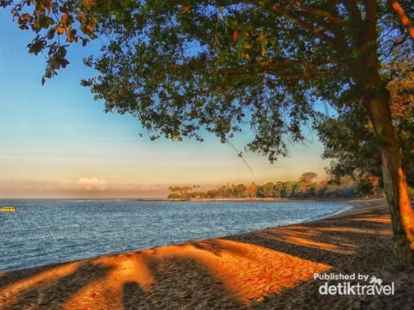 Pagi Hari di Pantai Senggigi Lombok, Cantik Banget!