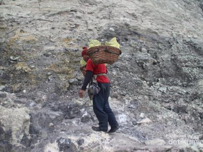 Pagi yang Basah di Kawah Ijen
