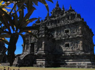 Panas Biru Terik di Candi Plaosan