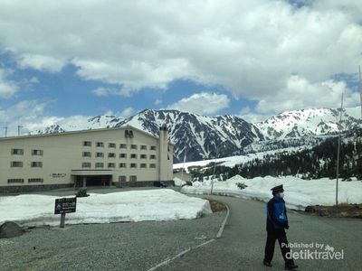 Panorama gunung Es di Tateyama, Jepang