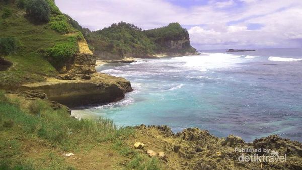 Pantai Banyutibo Nan Menawan di Pacitan
