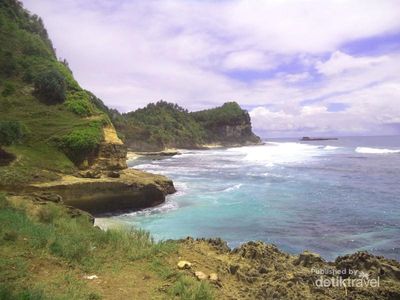 Pantai Banyutibo Nan Menawan di Pacitan