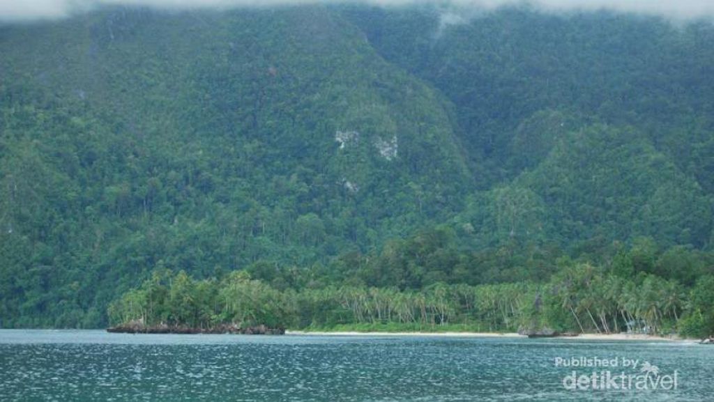 Pantai di Pulau Seram, Tak Kalah Indah dengan Derawan Pantai di Pulau Seram, Tak Kalah Indah dengan Derawan