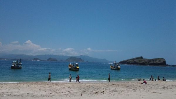 Pantai Papuma, Pesona Pasir Putih & 7 Karang Besar