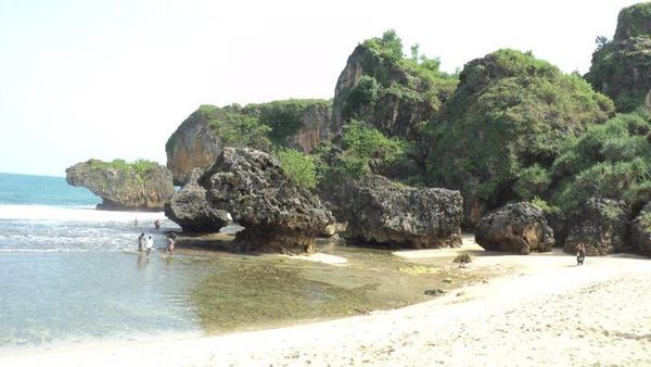 Pantai Siung, Ganasnya Tebing & Dahsyatnya Ombak di Gunungkidul