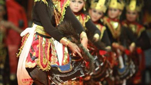 Para Wanita Cantik Berkostum Unik di Parade Budaya Jateng 2013