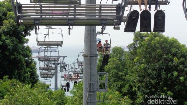 Pemandangan Singapura dari Kereta Gantung Pulau Sentosa
