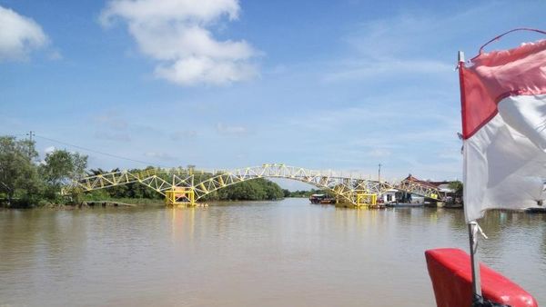 Penampakan Jembatan Apung di Cilacap