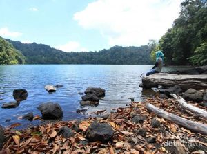 Percaya Gresik Punya Danau Secantik Ini?