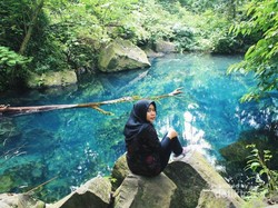 Percaya Nggak Danau Sebiru Ini Ada di Sumedang?
