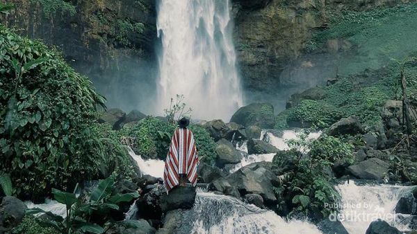 Pesona Air Terjun Kapas Biru yang Tersembunyi di Lumajang